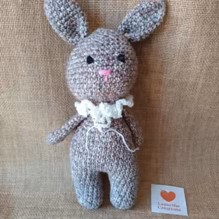 Jean – Peluche lapin au crochet, fait main