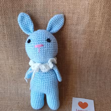 Justin – Peluche lapin amigurumi au crochet